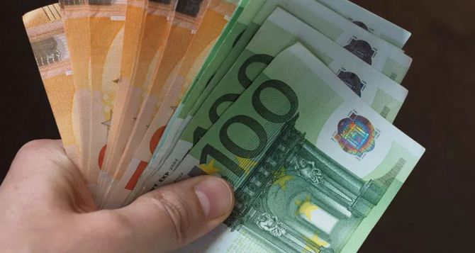 Украинцы переехавшие до  года смогут претендовать на пенсиюЕС Ежемесячная выплата  евро