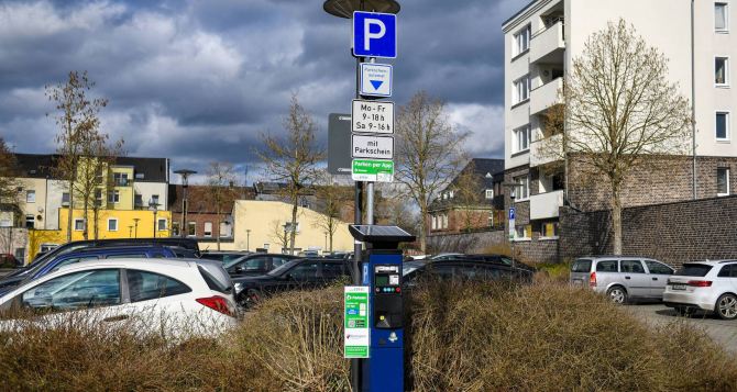 Супружеская пара украла почти  млн евро из парковочных автоматов Полиции их сдал немецкий банк