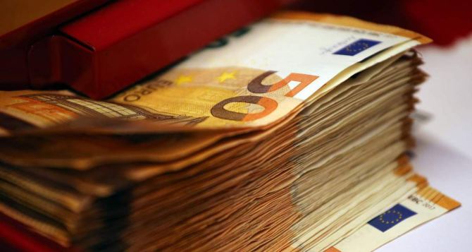 Жителям немецкого города выдали  тысяч евро Могут тратить как хотят