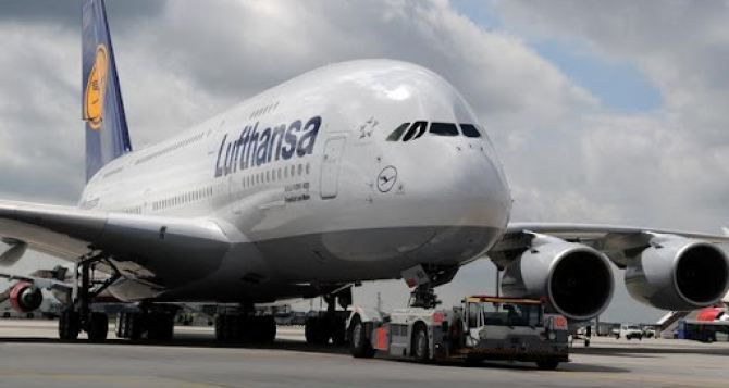 Тысячи авиарейсов отменяют в Германии