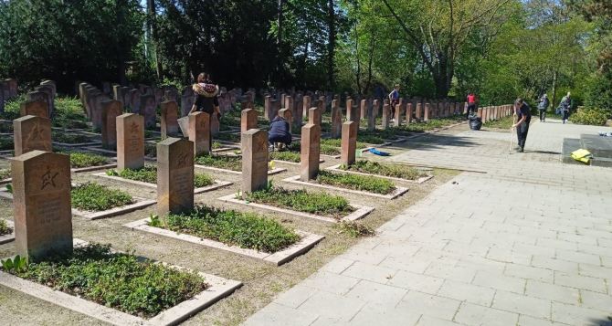 Жители Германии готовят братские кладбища советских солдат к мая