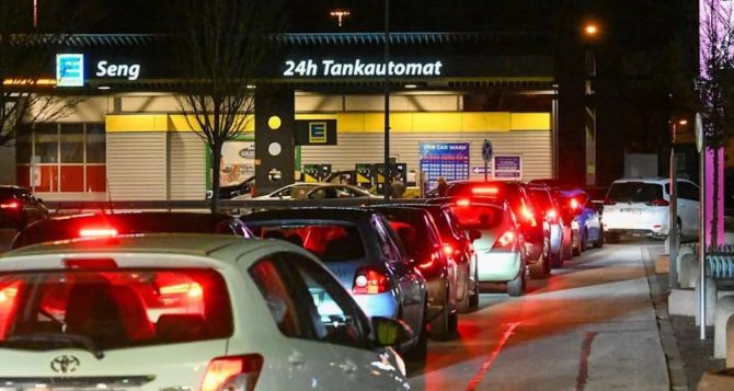 Жители Германии могут получить скидку на топливо Государство даст  центов на каждый литр