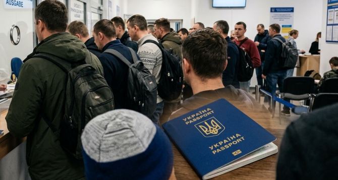 Просроченный загранпаспорт в Германии что делать украинцам в  году