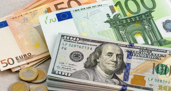 Курс валют на  доллар и евро подорожали