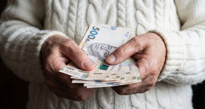 Доплаты к пенсии по возрасту: кто получит 300 грн, а кто&nbsp;&mdash; 570 грн