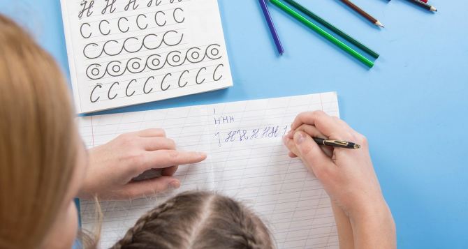 Я разучился писать от руки, а дети читать это не умеют. Пропись может исчезнуть из школы и нашей жизни