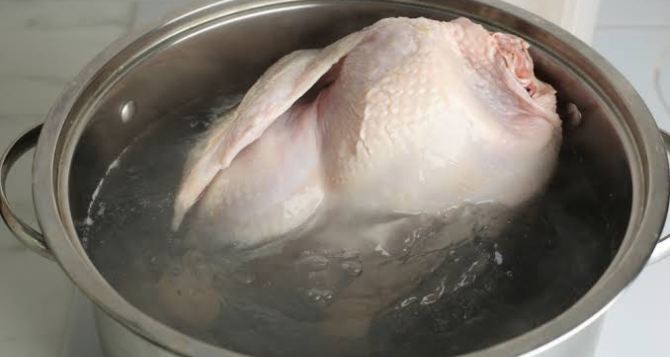 Выгоняю &laquo;химию&raquo; из магазинной курицы за 30 минут&nbsp;&mdash; только потом готовлю: мясо нежное, бульон прозрачный