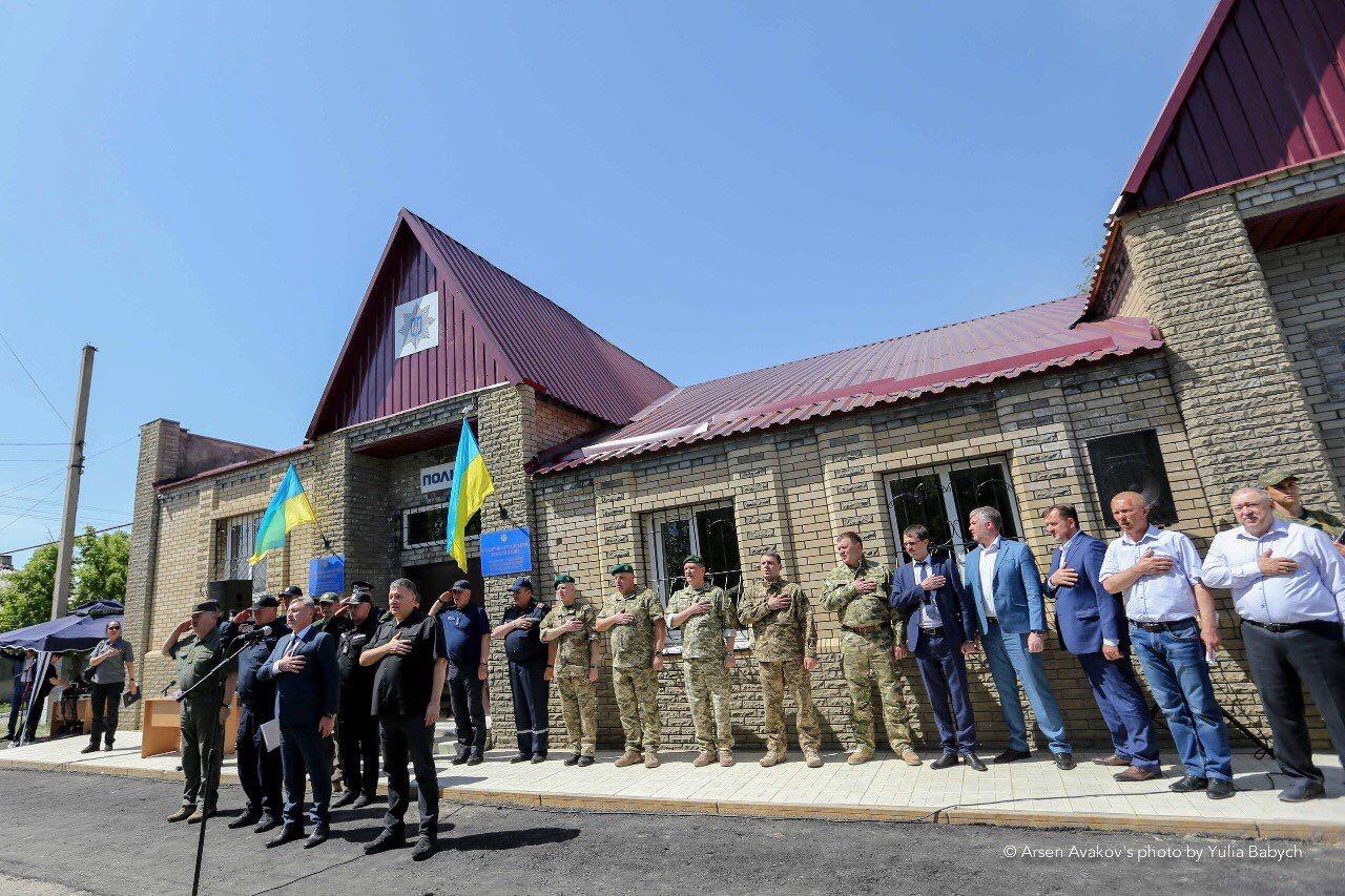 Арсен Аваков открыл новый полицейский участок в Станице Луганской