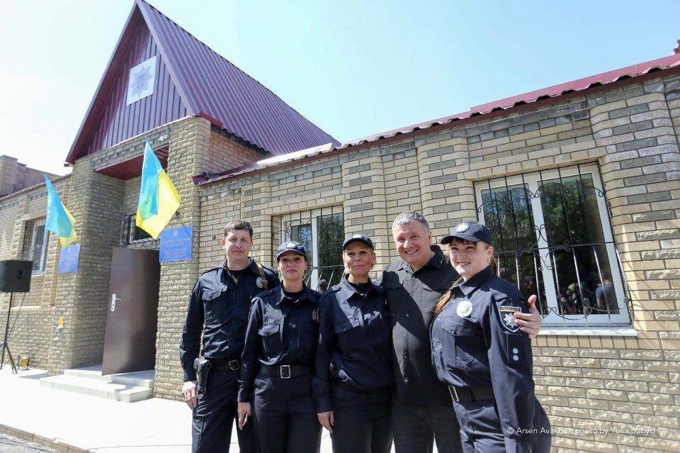 Арсен Аваков открыл новый полицейский участок в Станице Луганской