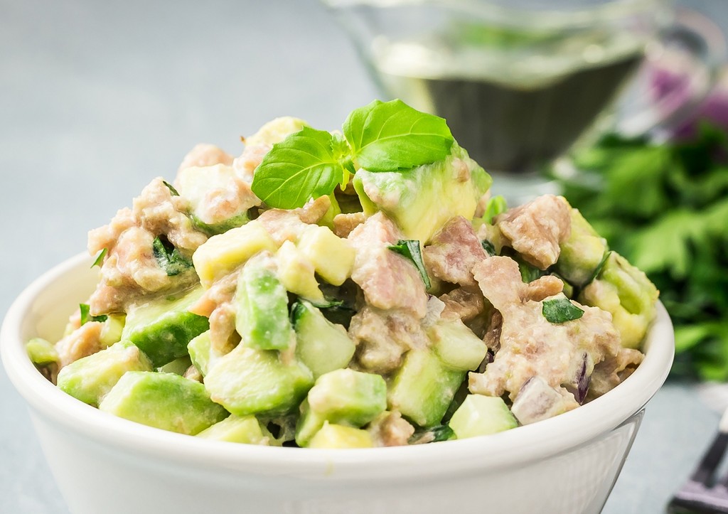 оливье со свежим огурцом и колбасой. салат оливье с горошком. диетическая замена майонеза. салат столичный в креманке. салат оливье с колбасой.