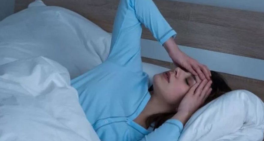 Почему женщины потеют ночью во время сна. Привычка спать с запрокинутой головой. Засыпаешь и начинаешь потеть.