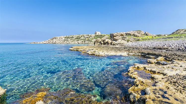 Пляжи, голубое море, живописные виды делают Кипр достаточно привлекательным для жизни. Узнайте подробнее о стоимости аренды жилья, коммунальных услугах и питании на острове