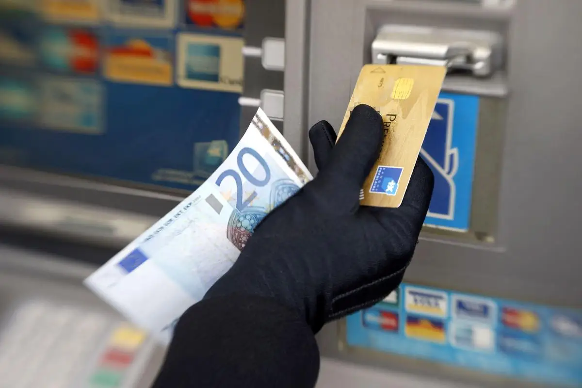 Хакеры взломали больше банковских счетов в Германии, чем предполагалось — что необходимо проверить