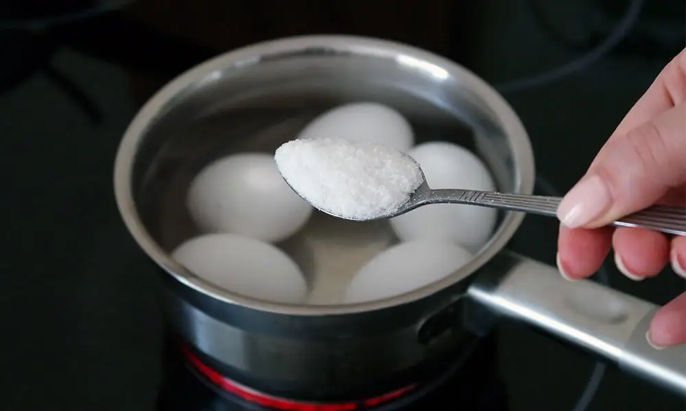 перед закипанием воды в емкость с яйцами нужно добавить соль
