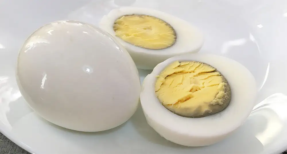 Перед тем как вода, в которой варятся яйца, закипит, в нее нужно добавить пару щепоток обычной пищевой соды.