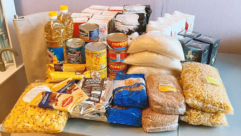 Украинцы могут бесплатно получить продуктовые наборы, предметы гигиены, лекарства и одежду от благотворительной организации. Куда обращаться.
