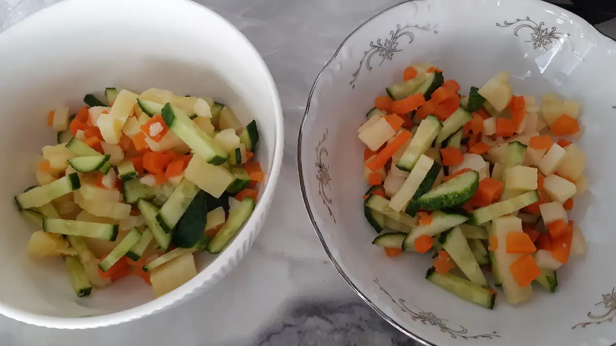 Огурцы, редис, картофель и морковь нарезаем кубиками. Раскладывайте каждый овощ в свой контейнер.