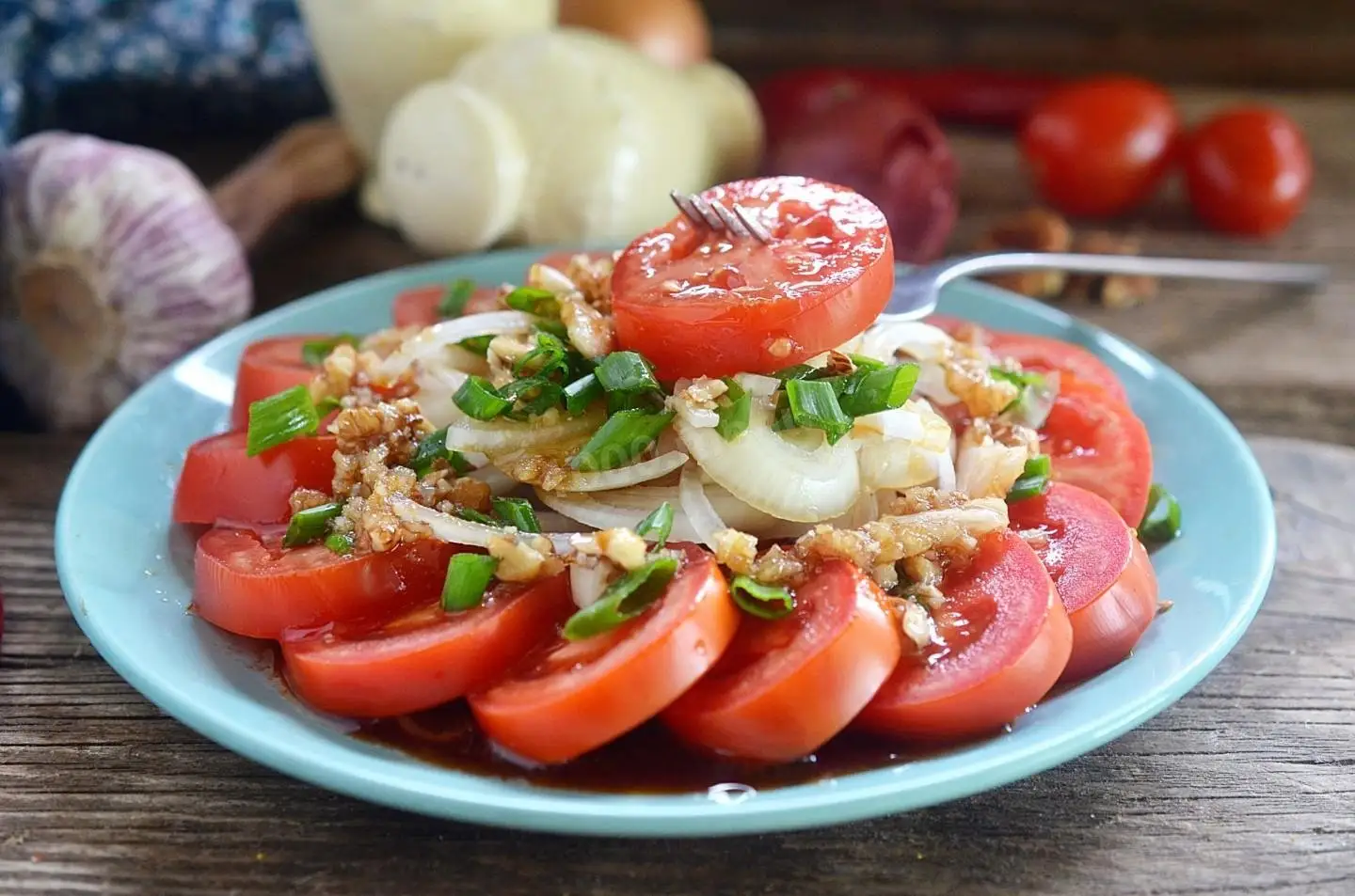 Сегодня мы хотим поделиться рецептом вкусных маринованных помидоров, которые можно подавать на стол уже через 30 минут.