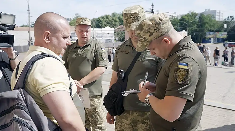 Кабинет министров Украины предоставил работникам ТЦК дополнительные полномочия — они будут проверять у военнообязанных мужчин еще один вид документов