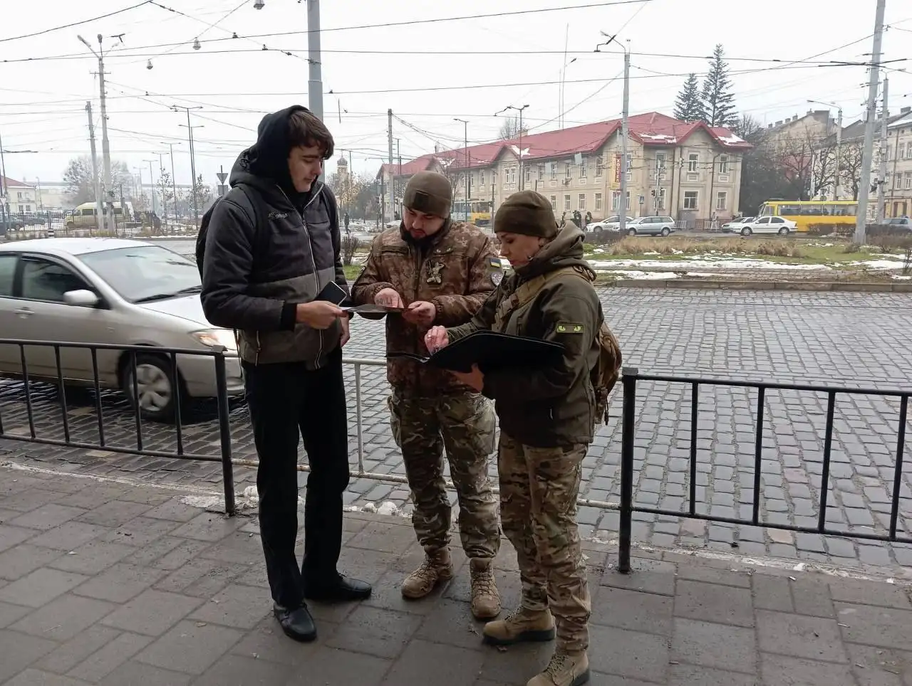 Военнообязанные, призывники и резервисты в Украине должны постоянно носить с собой определенные документы.