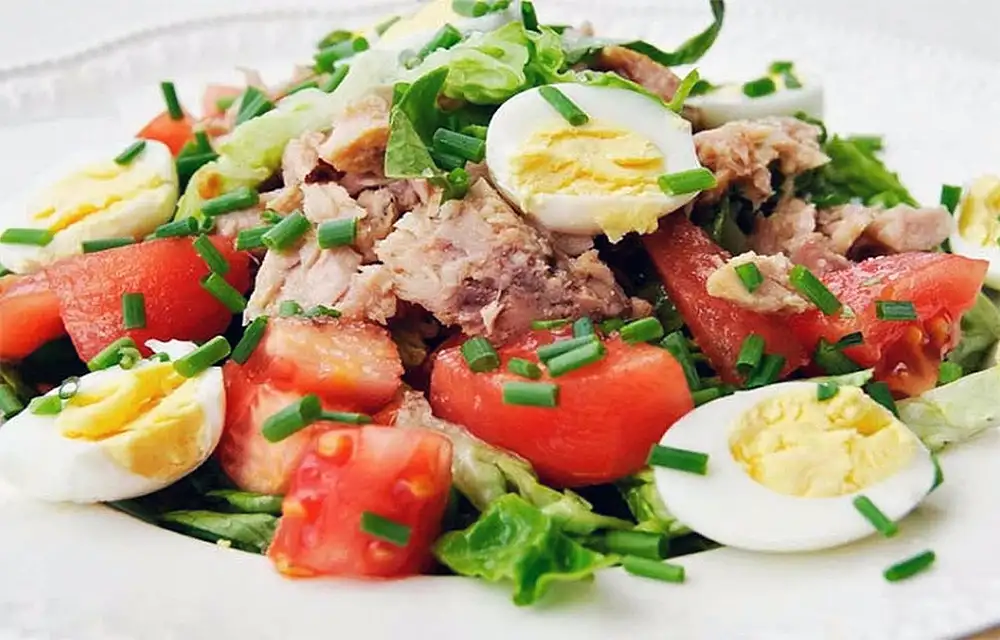 Этот салатик можно подавать как отдельное блюдо или как дополнение к обеду. Ингредиенты можно заменять в соответствии с собственными предпочтениями.