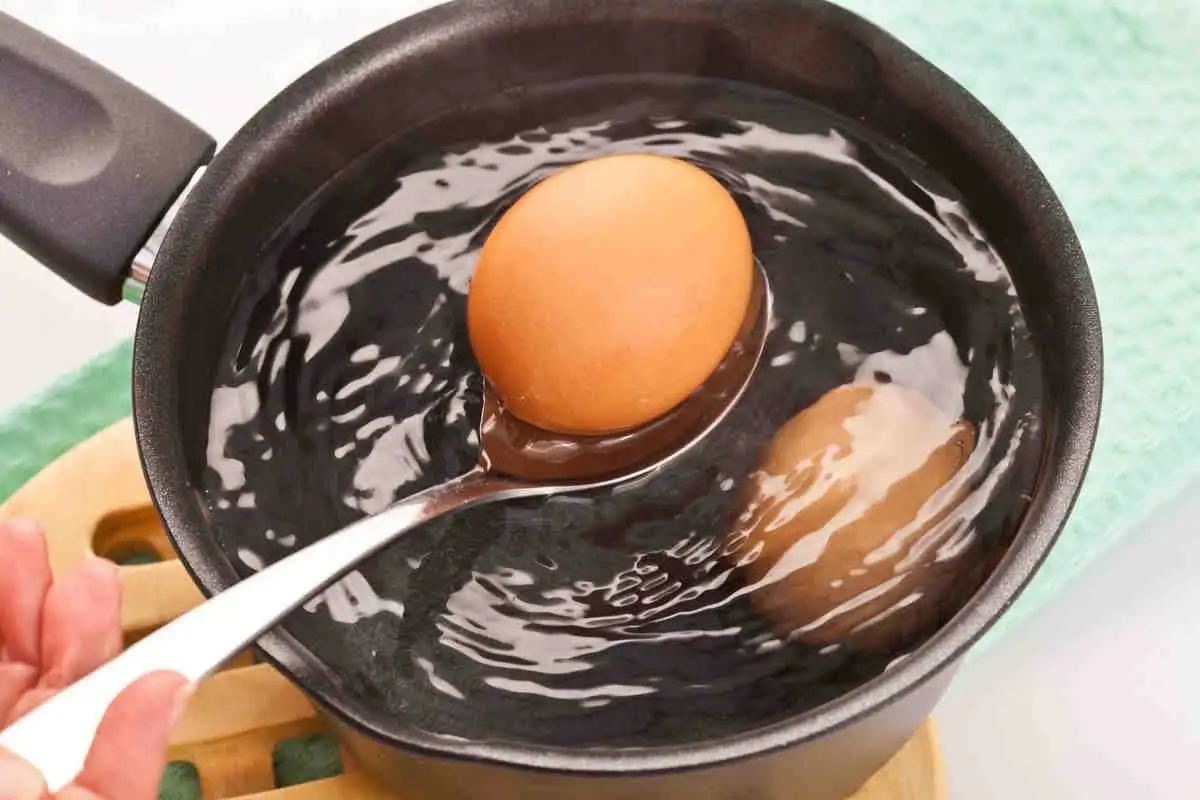 Раньше яйца долго критиковали из-за высокого содержания холестерина, но теперь врачи не считают, что нужно жесткого ограничивать их употребление