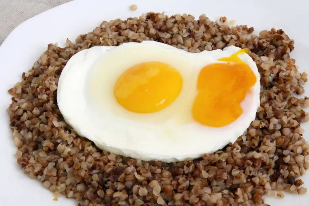Добавьте к вареной гречихе яичницу-мешанину, приготовленную по вашему вкусу. Это сытный и простой вариант завтрака или обеда.