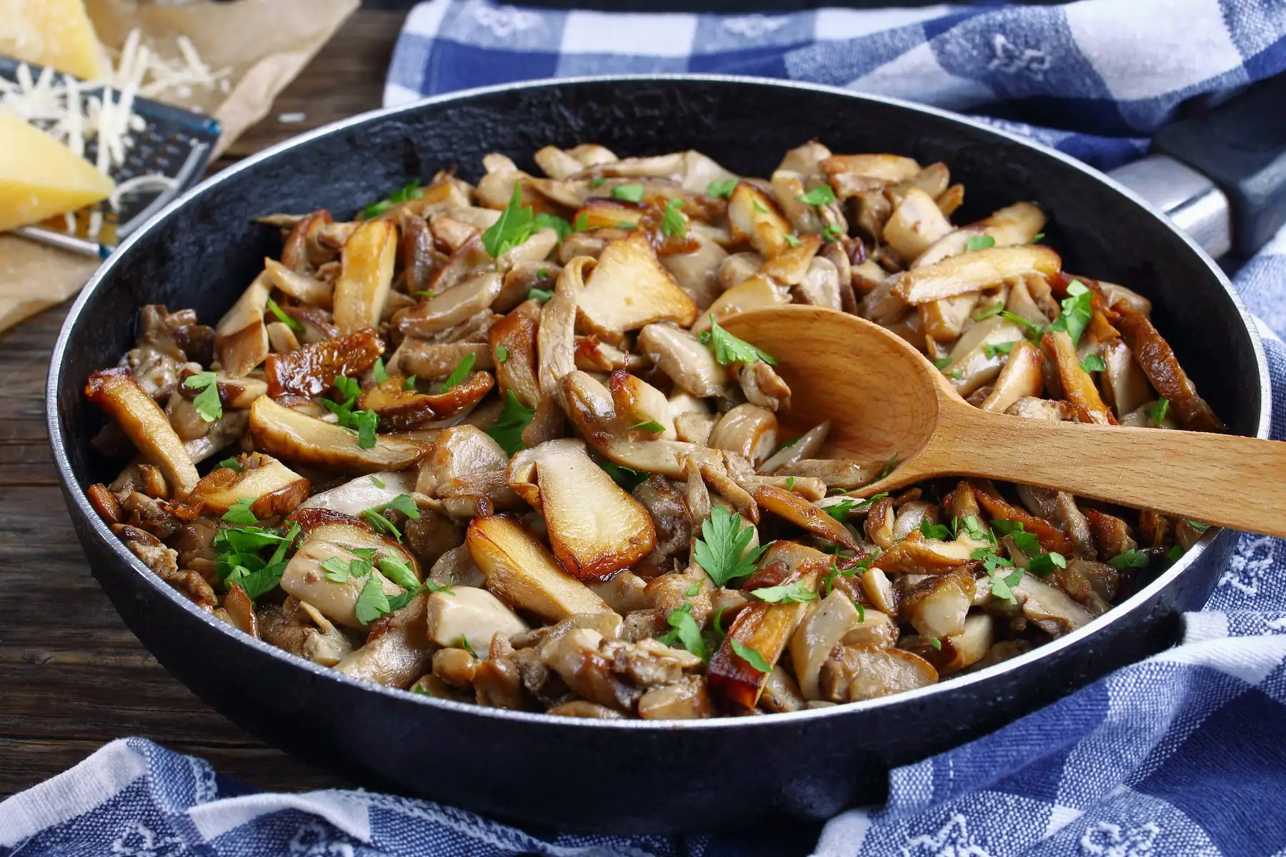 Грибы – обжарьте любые любимые грибы с луком и чесноком, а затем добавьте их в гречку.