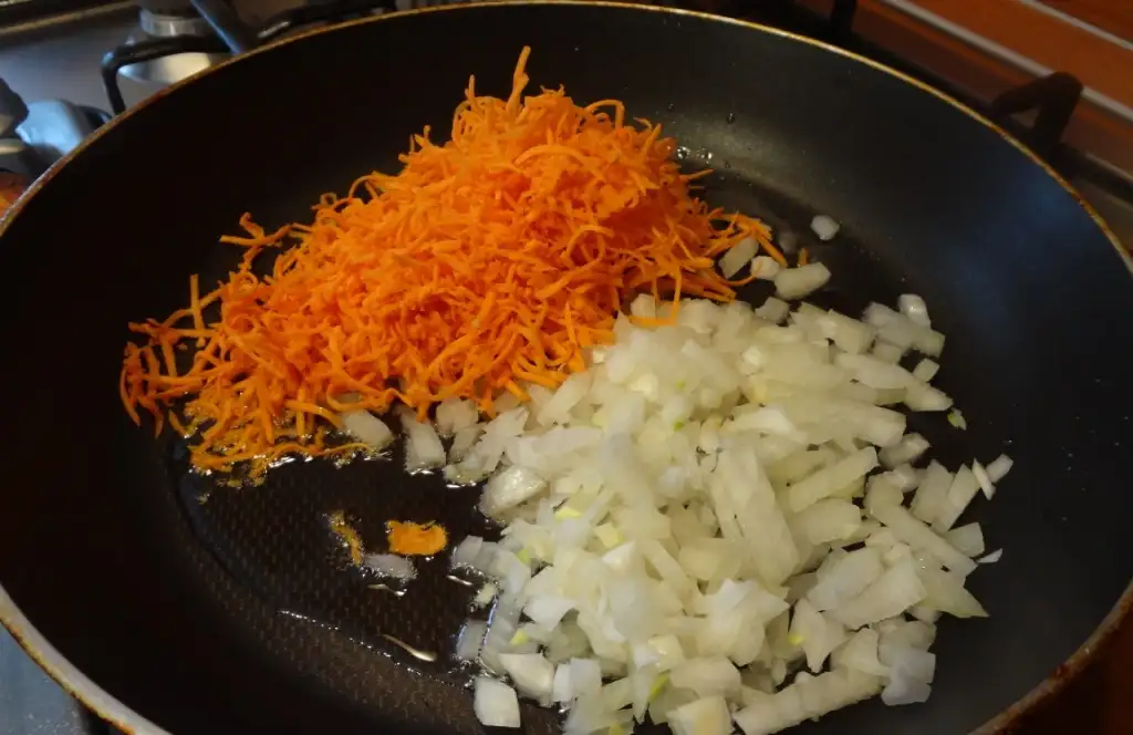 Обжаренный лук и морковь – это классический вариант, который всегда придает гречке аромат и сочность.