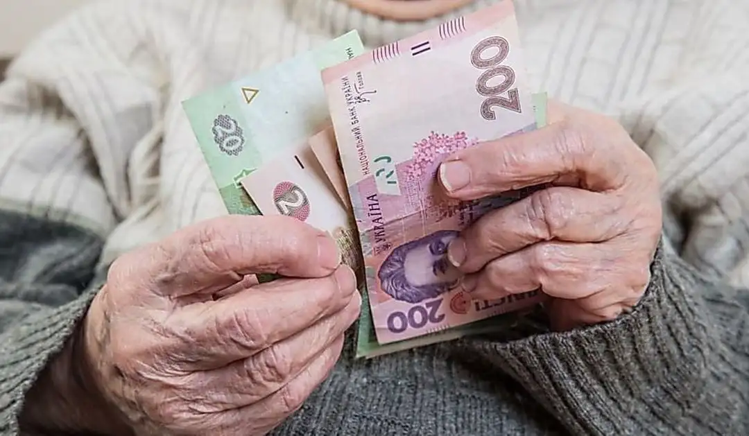 пожилые люди, которые часто живут на проценты от своих сбережений;
