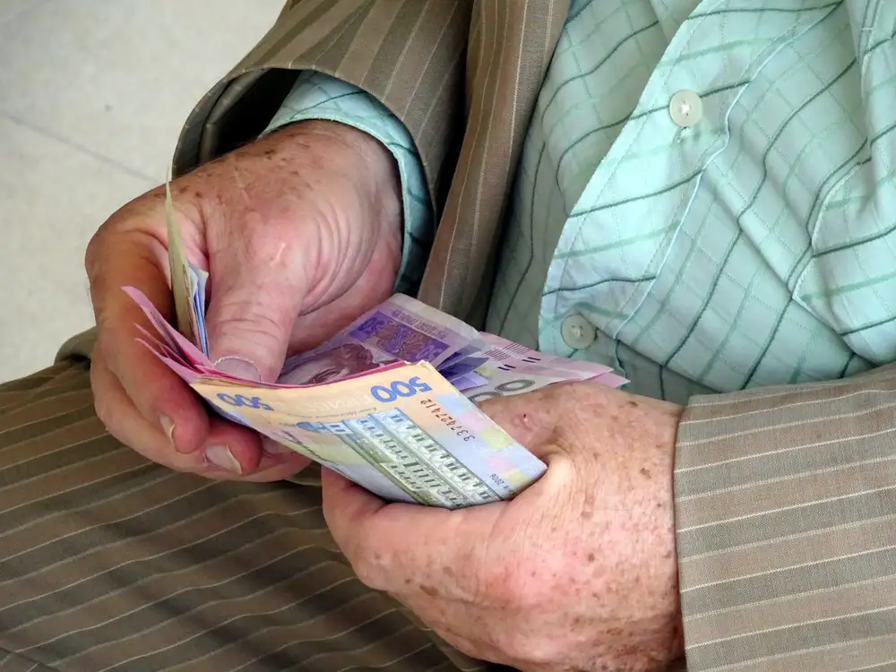 При этом большинство пенсионеров - 62,05% - получают выплаты, не превышающие 5000 грн.