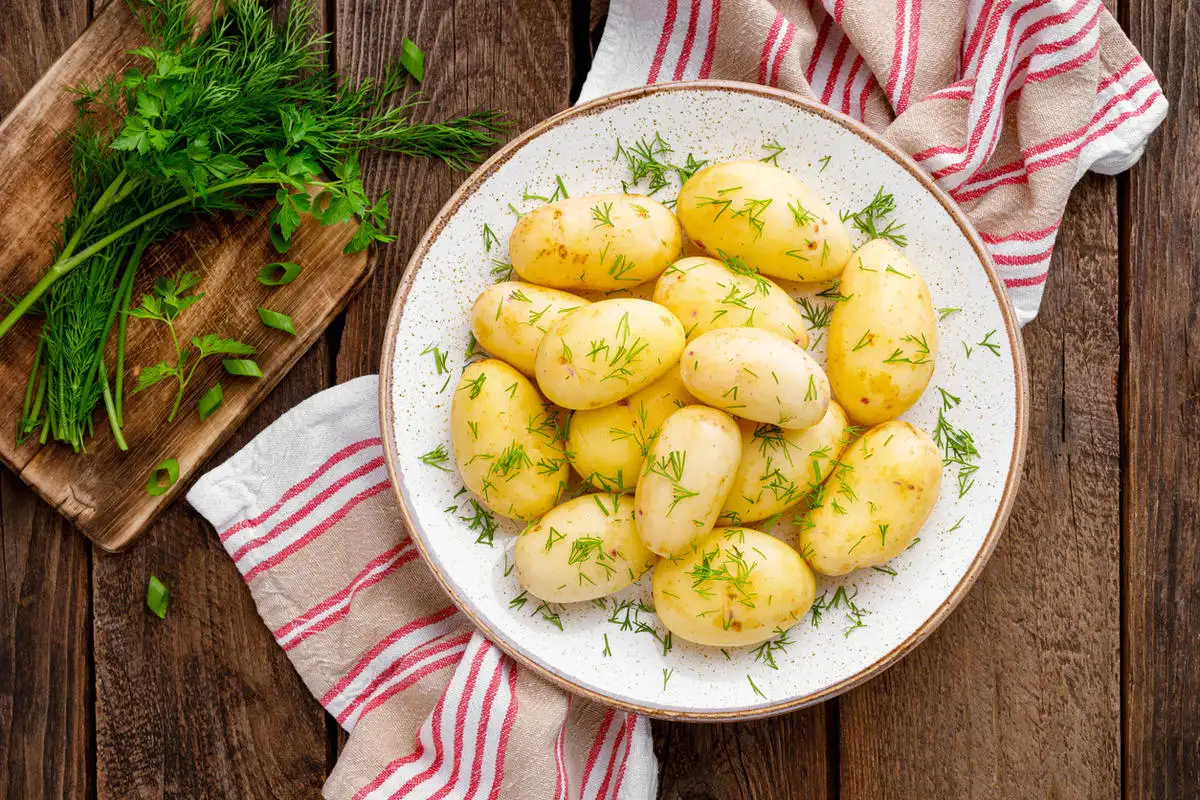 на данный момент украинские производители предлагают к продаже картофель нового урожая по 11-16 грн/кг
