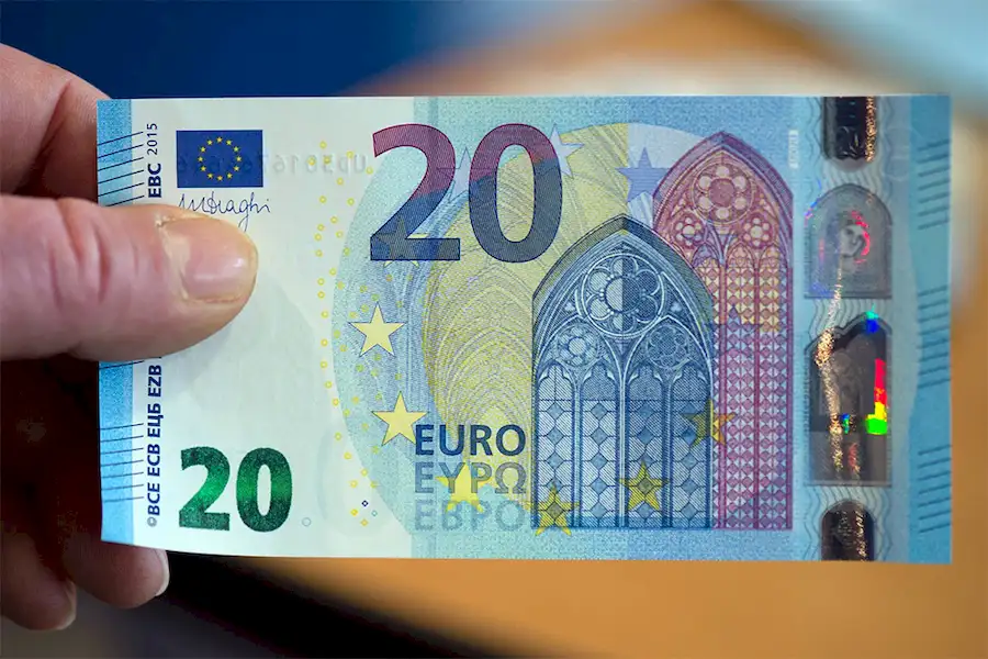 С апреля банкноты номиналом 20 и 50 евро текущего образца начнут постепенно выводиться из оборота.