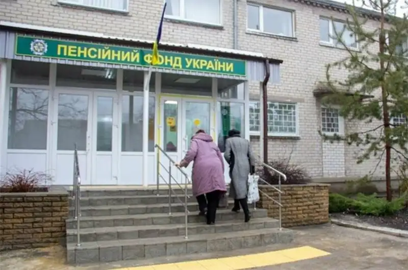 если пенсионер не получал выплаты два года, а его текущая пенсия составляет 5 000 грн, то сначала ему выплатят 60 000 грн (за год), а затем в течение следующего года будут перечислять по 5 000 грн ежемесячно.