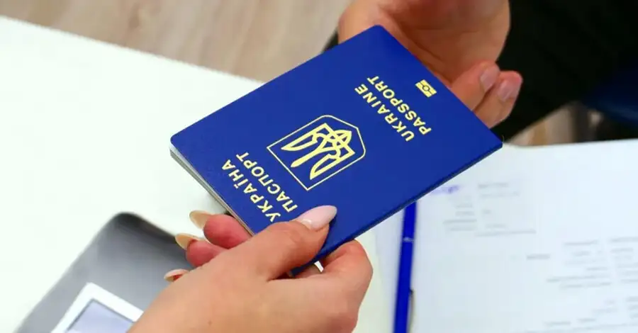 Теперь граждане мужского пола в возрасте от 18 до 60 лет, пребывающие за границей, могут получить как внутренний паспорт гражданина Украины, так и заграничный паспорт, не предъявляя военный учетный документ лично.