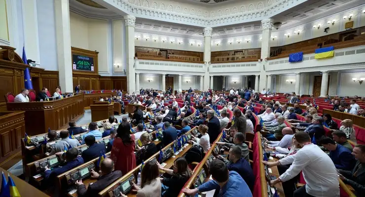 Документ предусматривает ограничение выплаты пенсий во время отбывания наказания, а также лишение права на специальные пенсии.