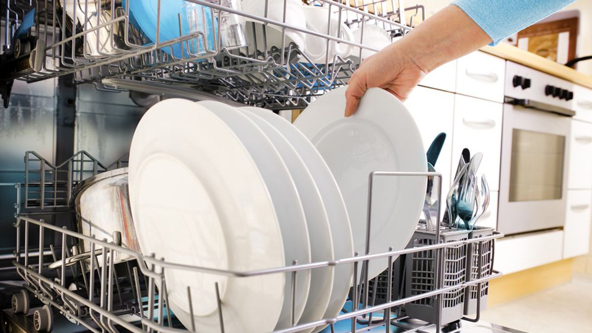 Сковородка можно мыть в посудомойке. Для посудомоечных машин. Посудомойка. Посуда в посудомойке. Чистая посуда.