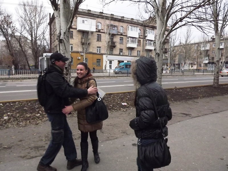 В Луганске молодежь приставала к прохожим с «обнимашками»(фото)