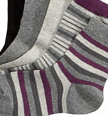 Мужчина пытался незаконно вывезти из Луганской области около 3 тысяч пар носков