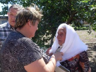 В Рубежном столетняя бабушка сама печет блины и ухаживает за огородом