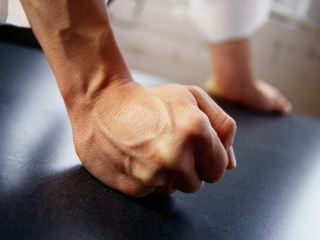 В Луганске два иностранца избили местного жителя