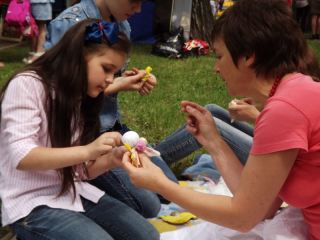 Луганская мастерица научила детей делать обереговых кукол  