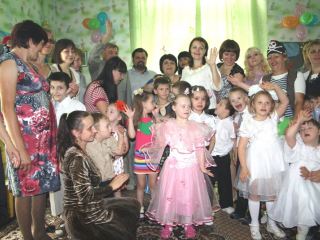 Сотрудники Луганского областного центра занятости вручили детям подарки к празднику 