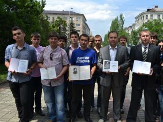 Молодые регионалы из Луганска приготовили подарки «для нардепов-русофобов»