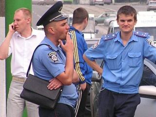 Милиционер из группы сопровождения фанатов «Зари» перед стартом пробежки все же покурил (фото)