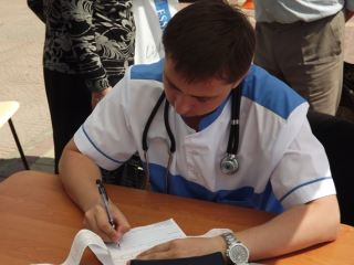 До 14.00 в Луганске можно будет сдать кровь и измерять давление прямо на улице