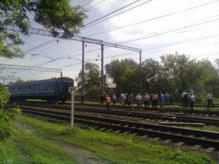 Луганский пассажирский поезд частично сошел с рельс