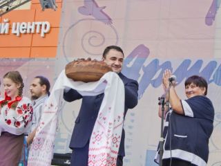 Гончаров подарил праздник маленьким луганчанам