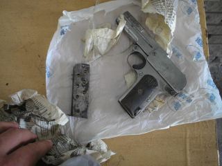 В Луганской области на границе задержали россиянина с пистолетом