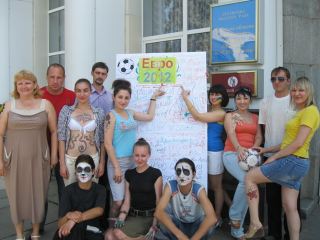 Луганские художницы провели мастер-класс по фейс-арту на футбольную тематику